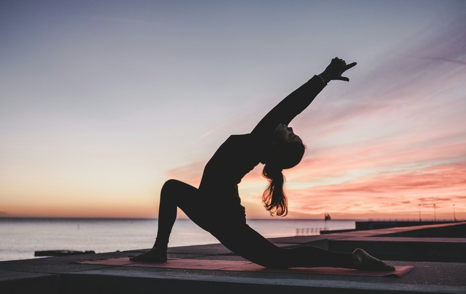 Práctica de yoga al aire libre, imagen ilustrativa